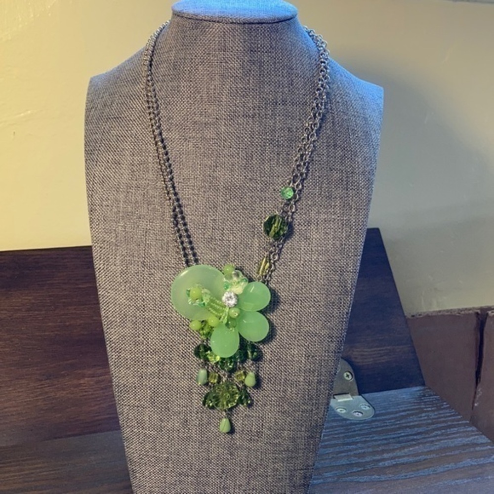 Floral green glass necklace